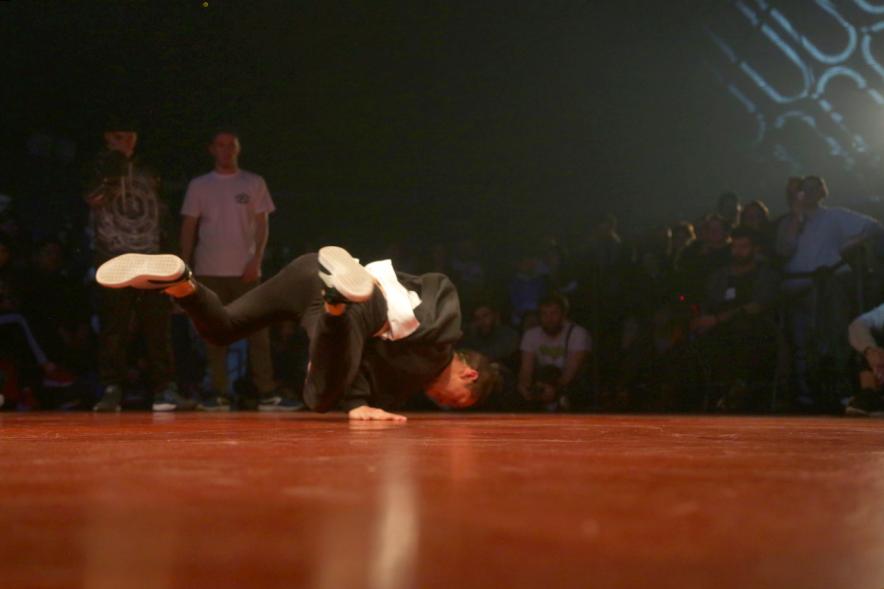 Festival de Break Dance en La Esfera - Imagen de  una actuación de break dance.