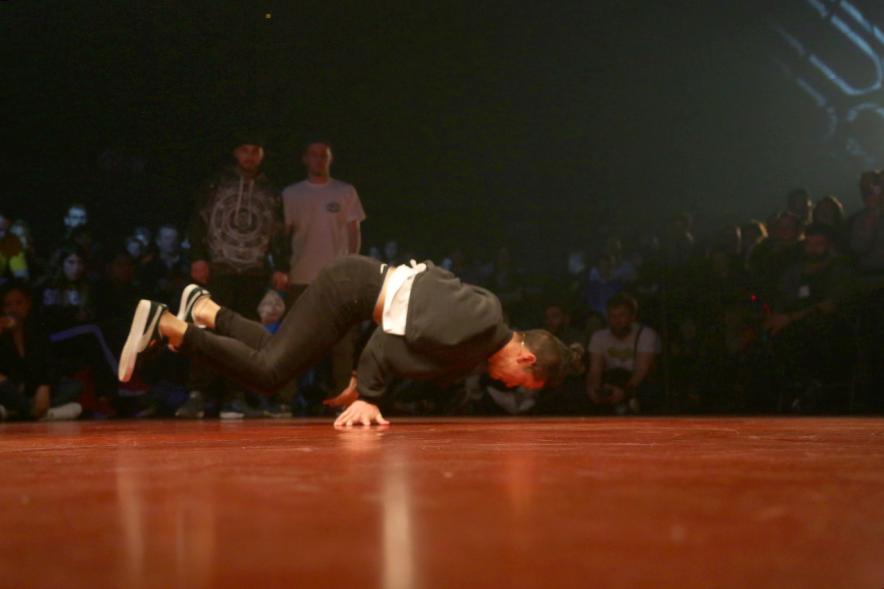 Festival de Break Dance en La Esfera - Imagen de  una actuación de break dance.