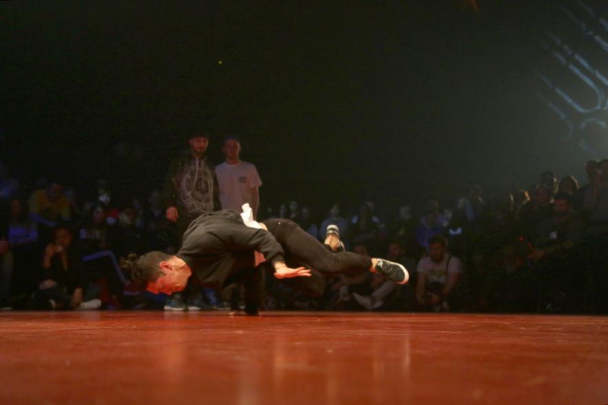 Festival de Break Dance en La Esfera - Imagen de  una actuación de break dance.