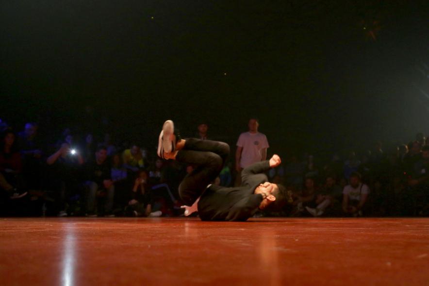Festival de Break Dance en La Esfera - Imagen de  una actuación de break dance.