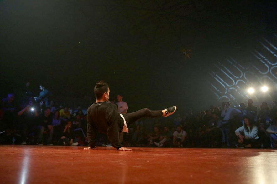 Festival de Break Dance en La Esfera - Imagen de  una actuación de break dance.