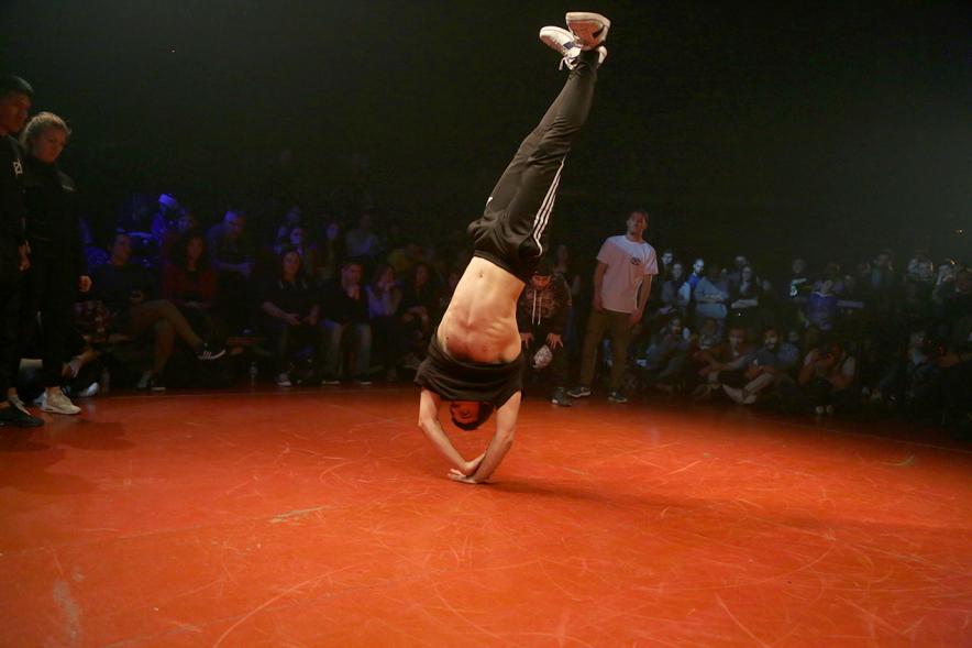 Festival de Break Dance en La Esfera - Imagen de  una actuación de break dance.