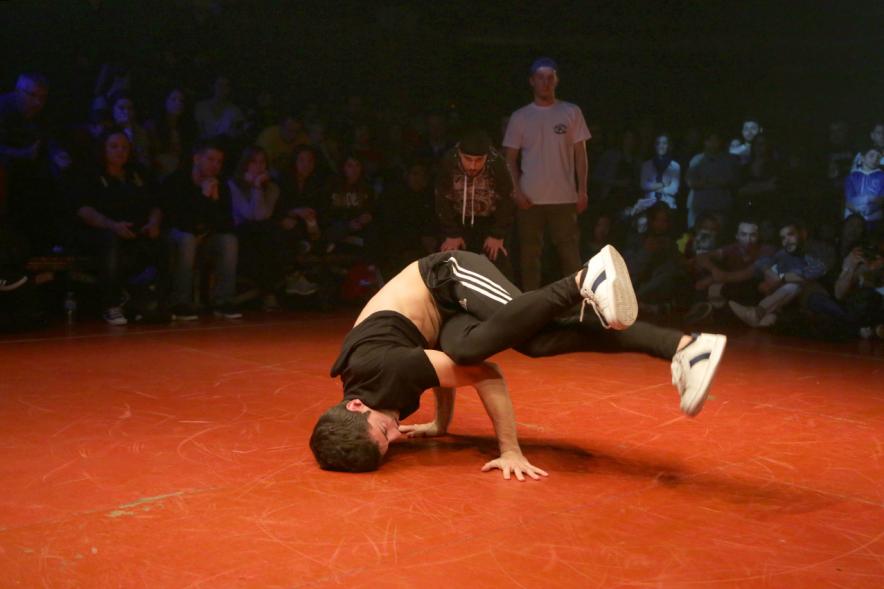 Festival de Break Dance en La Esfera - Imagen de  una actuación de break dance.