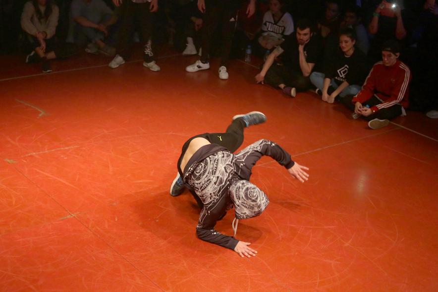Festival de Break Dance en La Esfera - Imagen de  una actuación de break dance.