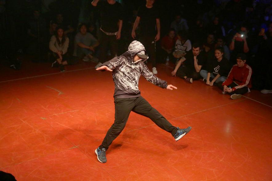 Festival de Break Dance en La Esfera - Imagen de  una actuación de break dance.