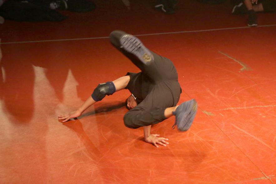 Festival de Break Dance en La Esfera - Imagen de  una actuación de break dance.