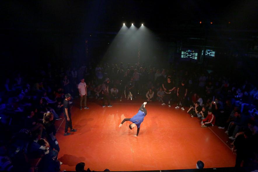 Festival de Break Dance en La Esfera - Imagen de  una actuación de break dance.