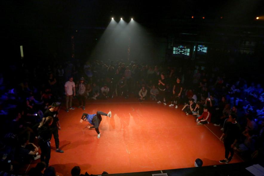 Festival de Break Dance en La Esfera - Imagen de  una actuación de break dance.