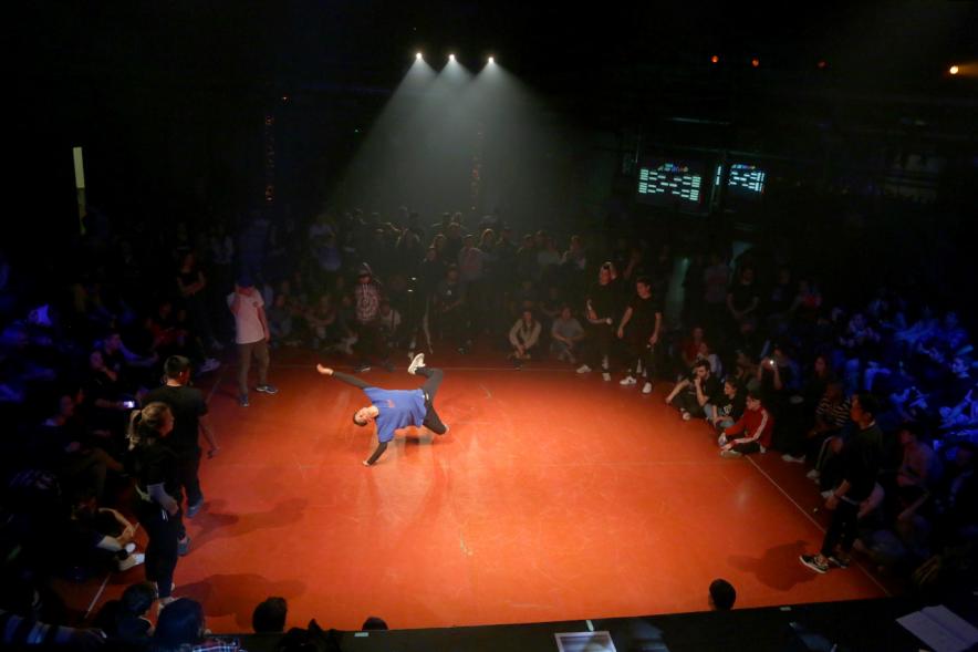 Festival de Break Dance en La Esfera - Imagen de  una actuación de break dance.