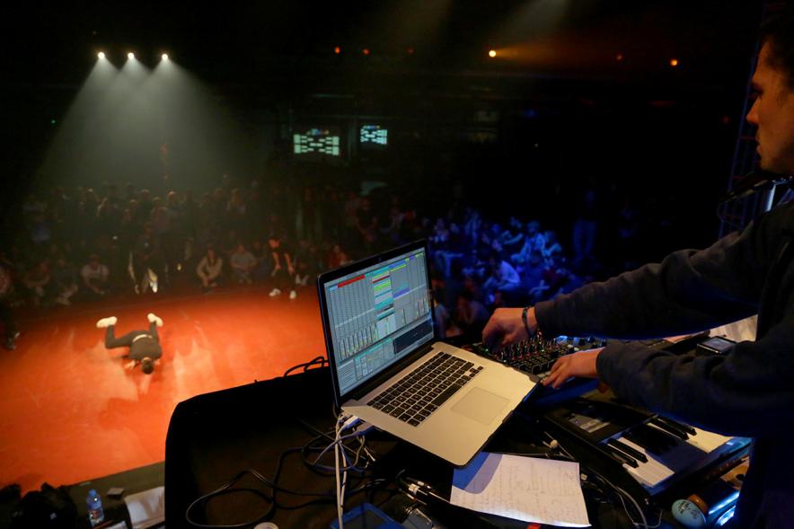 Festival de Break Dance en La Esfera - Panorámica de la cabina de sonido y el bailarín.