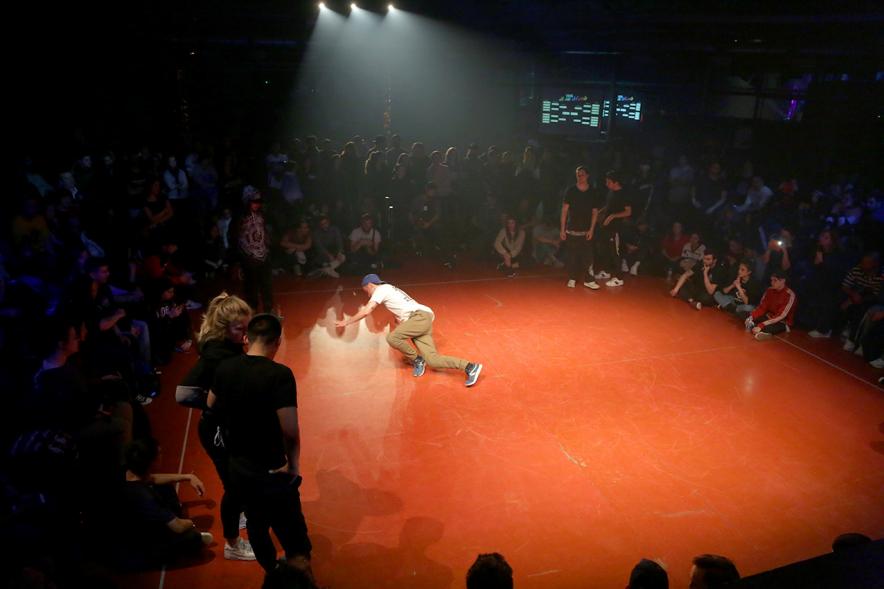 Festival de Break Dance en La Esfera - Imagen de  una actuación de break dance.