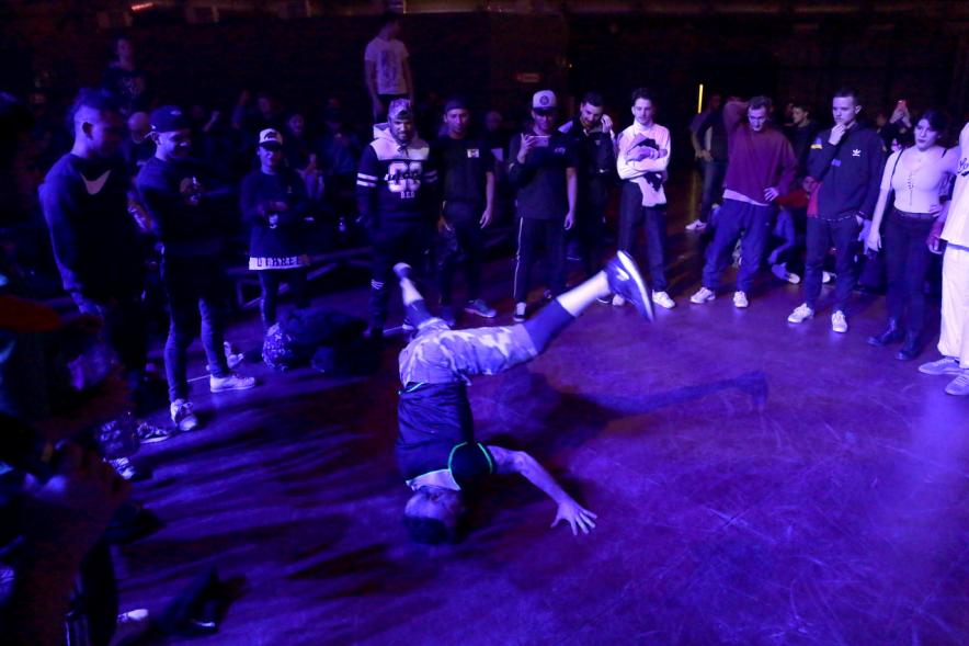 Momento del espectáculo de un Bailarín de Breaking 
