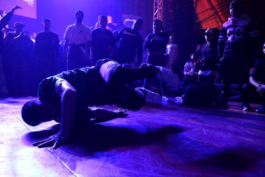 Primer plano del bailarín. 