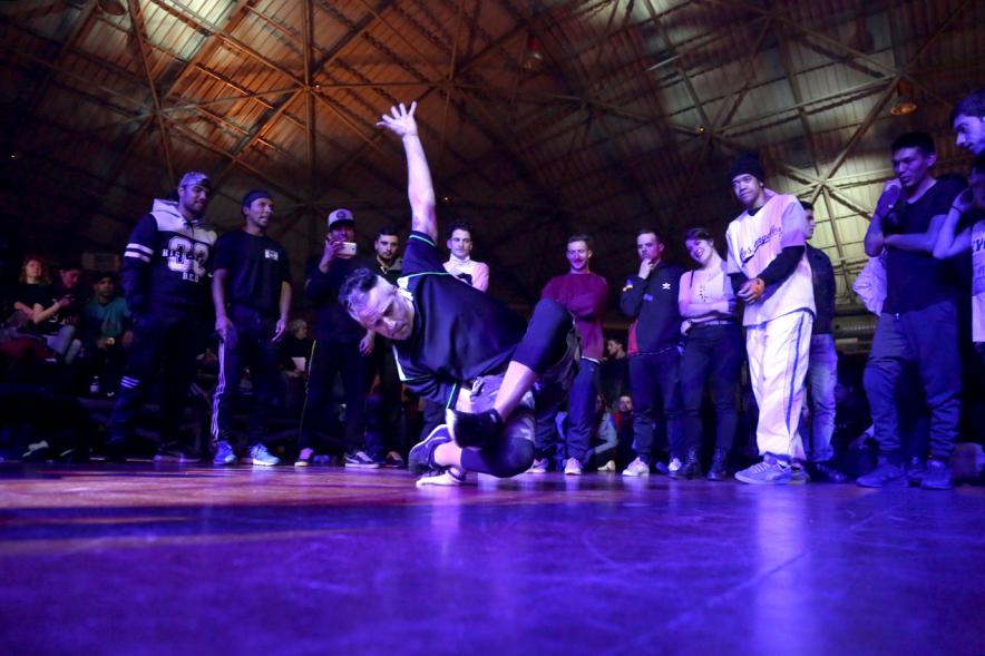 Momento del espectáculo de un bailarín. 