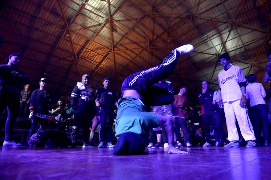 Primer plano del bailarín de Breaking.