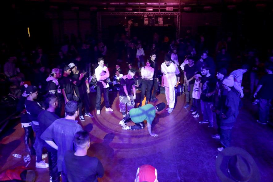Momento de la actuación de uno de los bailarines. 