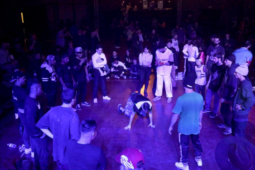 Momento de la actuación de uno de los bailarines. 