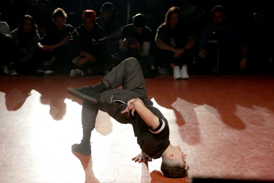Momento del espectáculo de un Bailarín de Breaking.