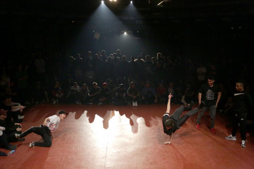 Duelo de dos bailarín de Breaking. 