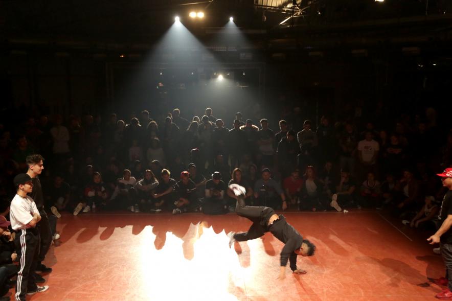 Momento del espectáculo de un Bailarín de Breaking.