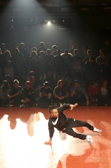 Momento de la actuación de uno de los bailarines. 