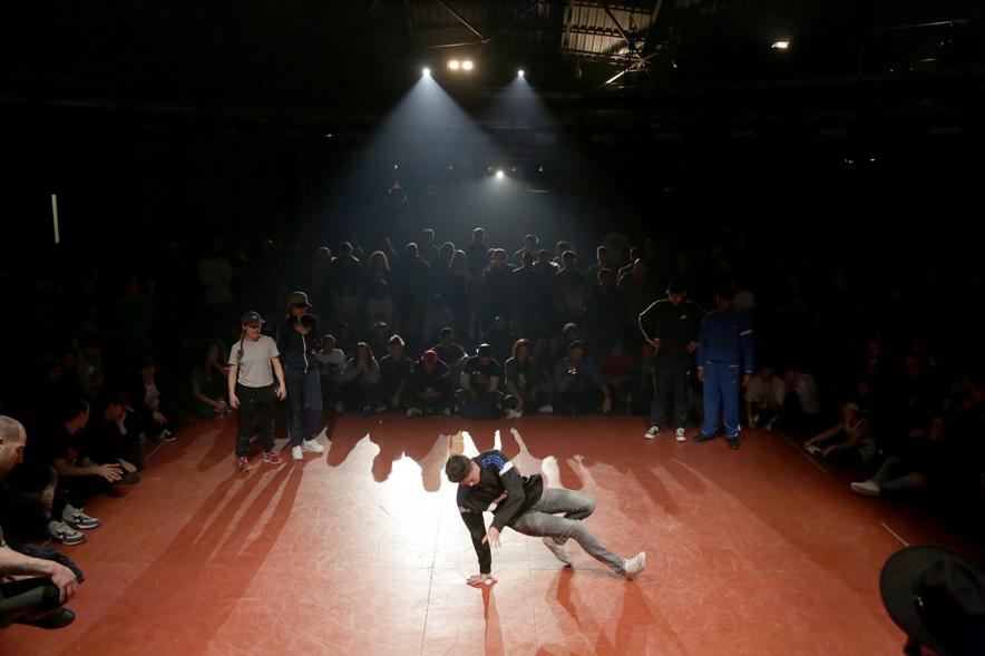 Momento del espectáculo de un Bailarín de Breaking.