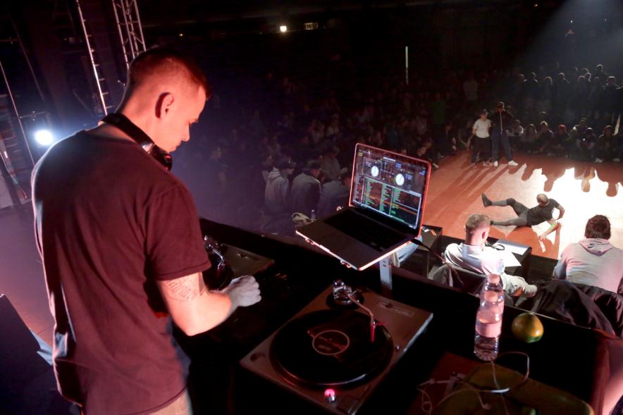 DJ durante la actuación .