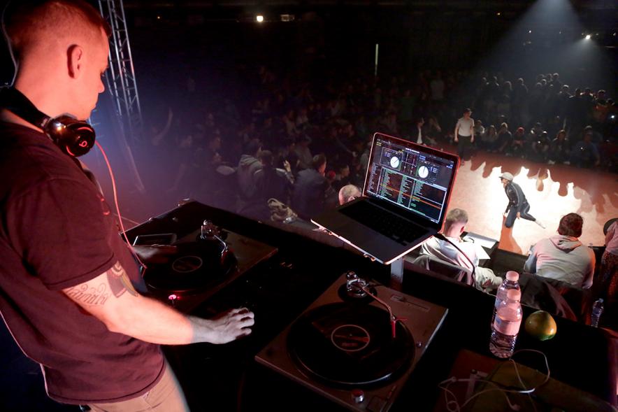 DJ y bailarín durante la actuación. 