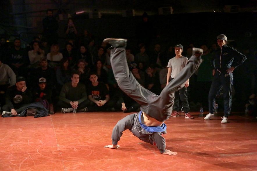 Actuación de uno de los bailarines. 