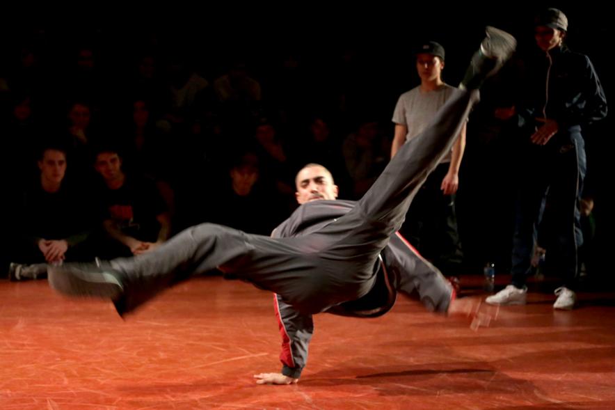 Momento de la actuación de uno de los bailarines.