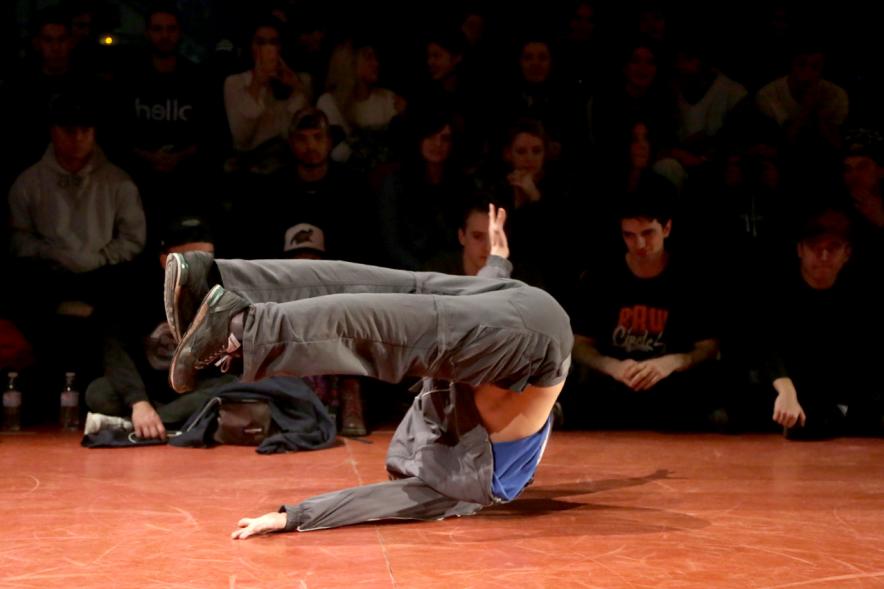 Momento de la actuación de uno de los bailarines.