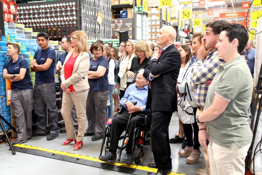 Autoridades y empleados en la inauguración - 2019