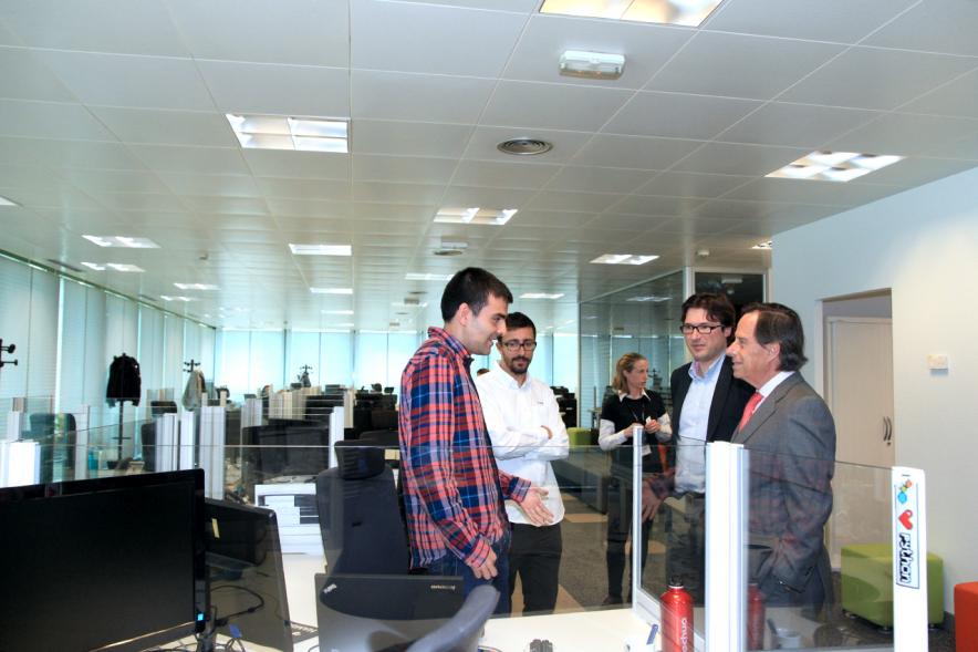Visita a la Empresa Buguroo -  Visita de las autoridades a la empresa Buguroo