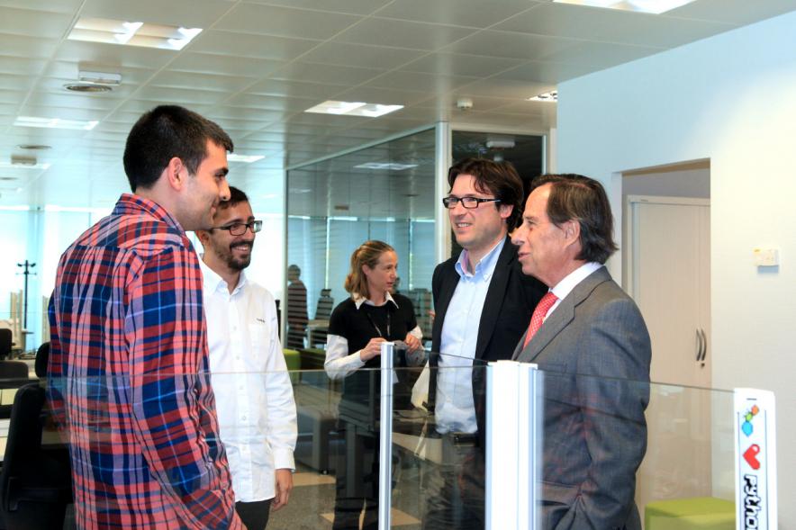 Visita a la Empresa Buguroo - Visita de las autoridades a la empresa Buguroo 