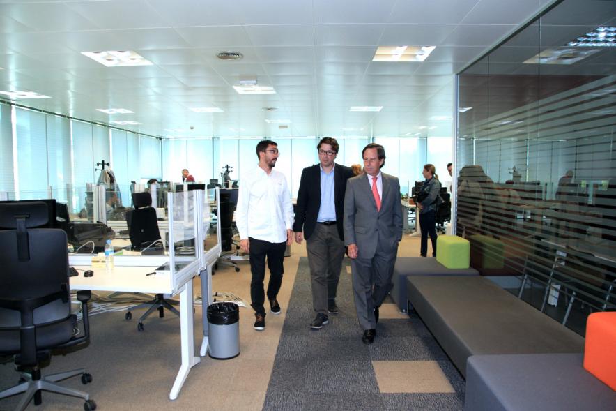 Visita a la Empresa Buguroo -  Visita de las autoridades a la empresa Buguroo