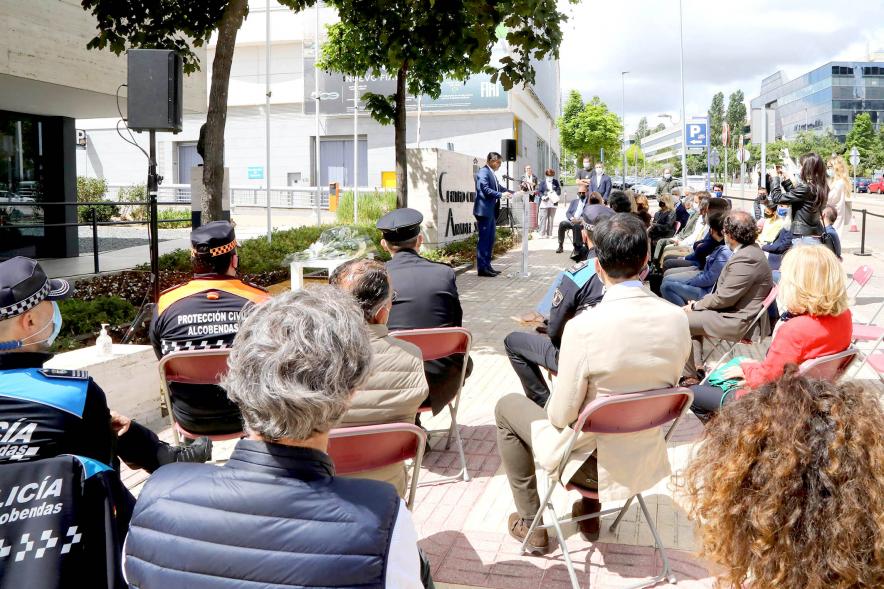 Vista general de la Inauguración Busto Anabel Segura .