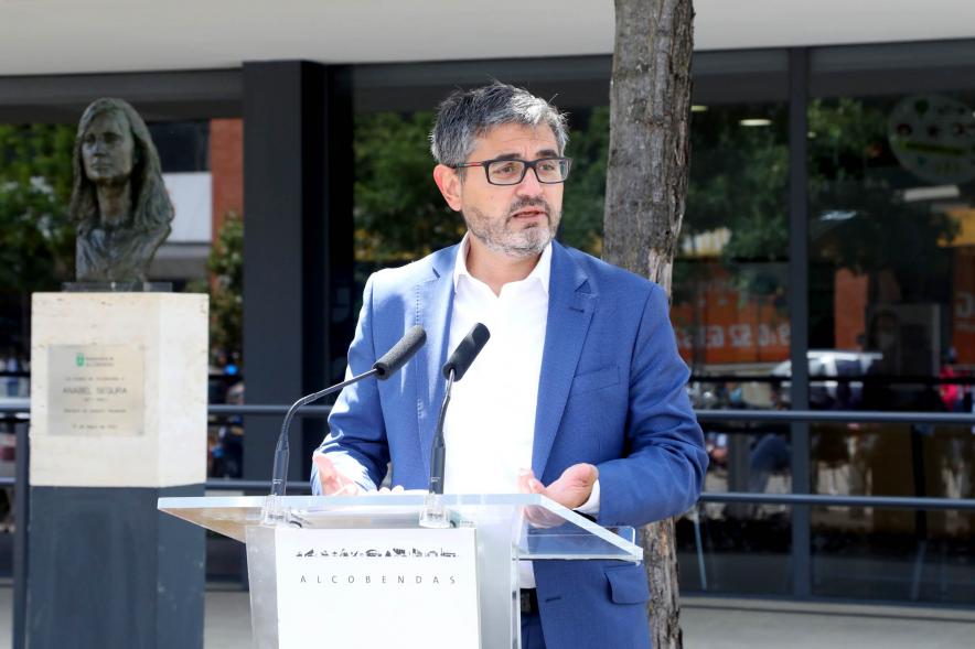 Alcalde Rafael Sánchez . Inauguración Busto Anabel Segura .