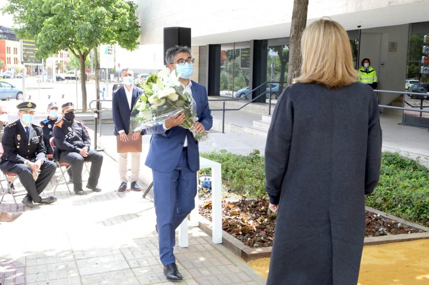 Alcalde Rafael Sánchez hace entrega de un ramo de flores a Alexandra Segura.
