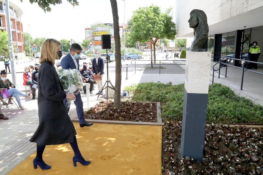 Alexandra Segura deposita un ramo de flores en la escultura. 