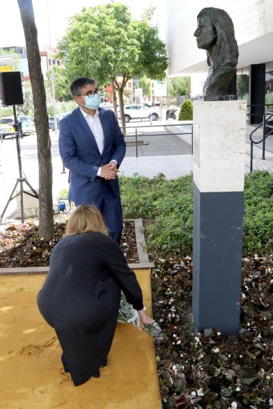 Alexandra Segura deposita un ramo de flores en la escultura. 