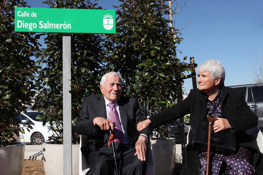 Acto de Denominación de la Calle Diego Salmerón- Imagen del homenajeado y su esposa.
