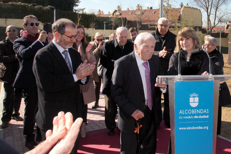 Denominación de la Calle Diego Salmerón- Imagen de un momento del discurso en presencia de varia autoridades