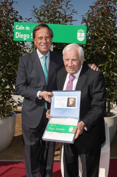 Acto de Denominación de la Calle Diego Salmerón-Imagen del Alcalde García de Vinuesa entregando una placa homenaje a Diego Salmerón. 