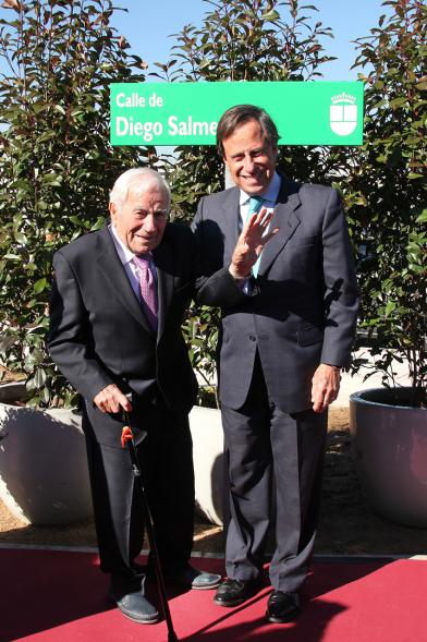 Acto de Denominación de la Calle Diego Salmerón- Imagen del Alcalde García de Vinuesa y el homenajeado, Diego Salmerón ...fundador del Centro de Jardinería Los Peñotes.