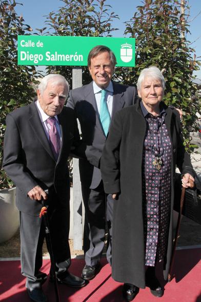 Acto de Denominación de la Calle Diego Salmerón Imagen del Alcalde García de Vinuesa posando con Diego Salmerón y su esposa.