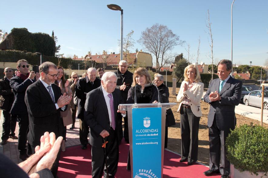 Denominación de la Calle Diego Salmerón - Imagen de un momento del discurso en presencia de varia autoridades, entre ellas el Alcalde García de Vinuesa.