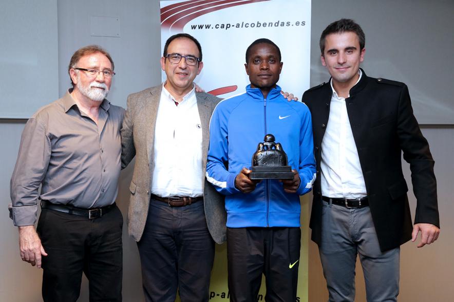 Premio CAP - Imagen del premiado con las personas que han entregado el premio.