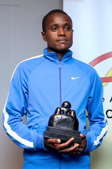 Premio CAP - Imagen del premiado con el trofeo.