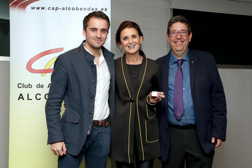 Premios CAP 2017 - Dos premiados y la concejal.