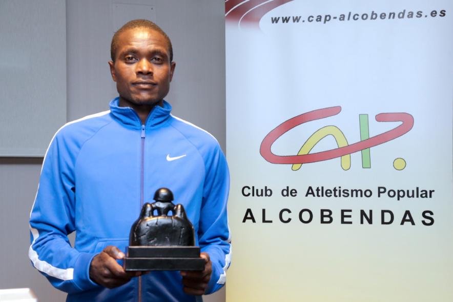 Premio CAP - Imagen del premiado con el trofeo.